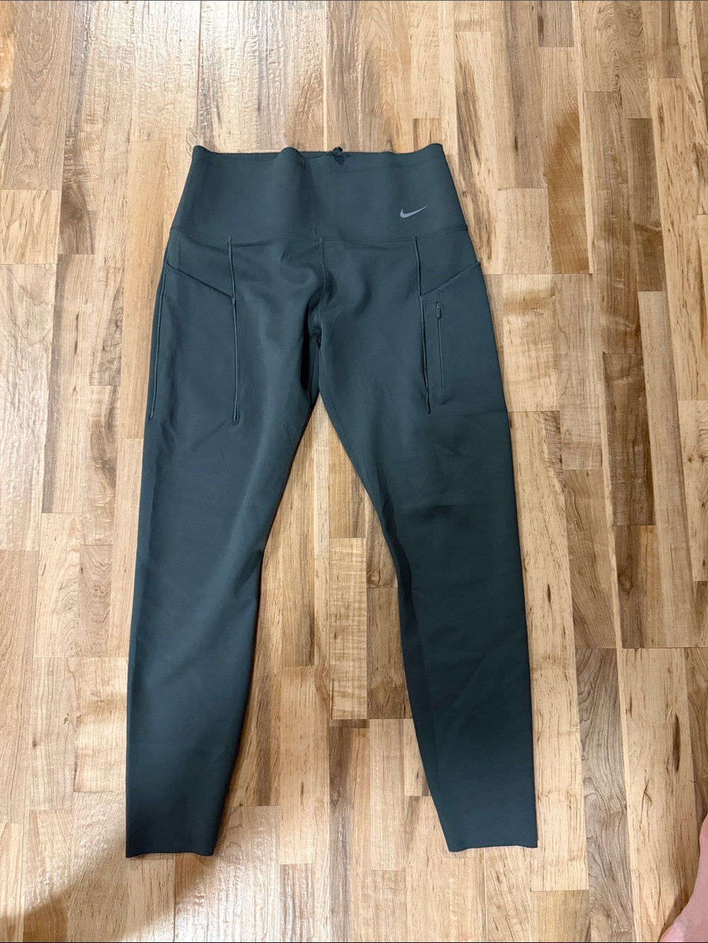 Nike womans Dark Gray/Black High-Waist Performance Leggings with Pocket Detail